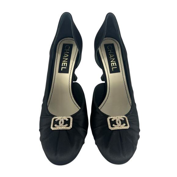 Chanel Resort 2023 CC Interlocking Crystal Logo Satin D'Orsay Pumps - Picture 9 of 16